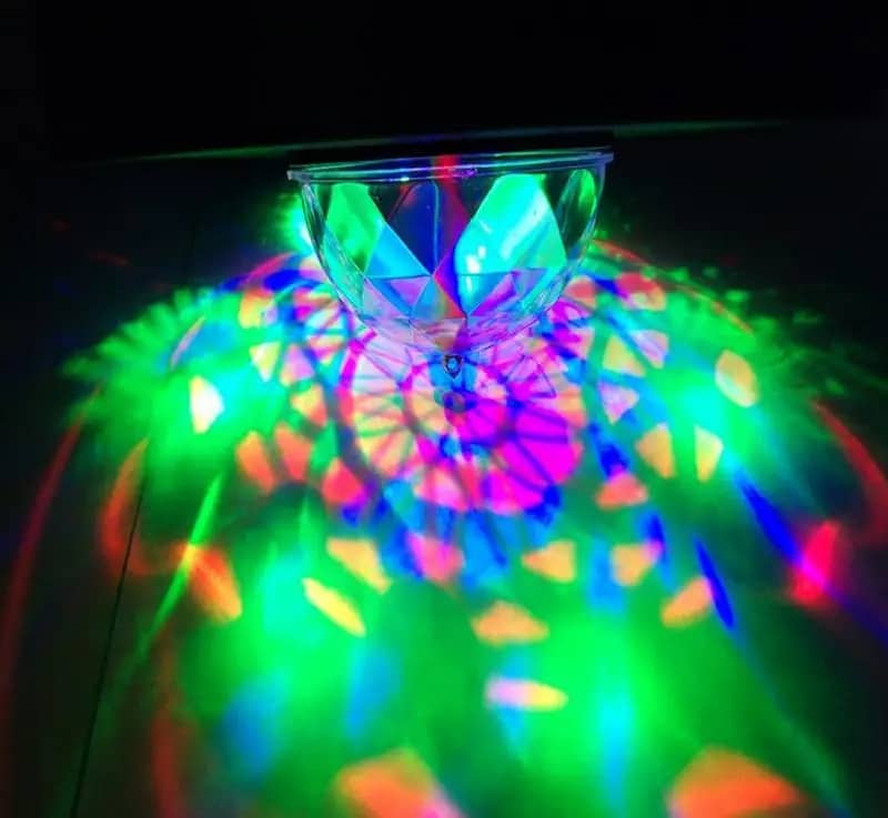 Projecteur jeux de lumiere RGB Laser rotatif  6en1 effets Stroboscope - Électronique - صورة 3