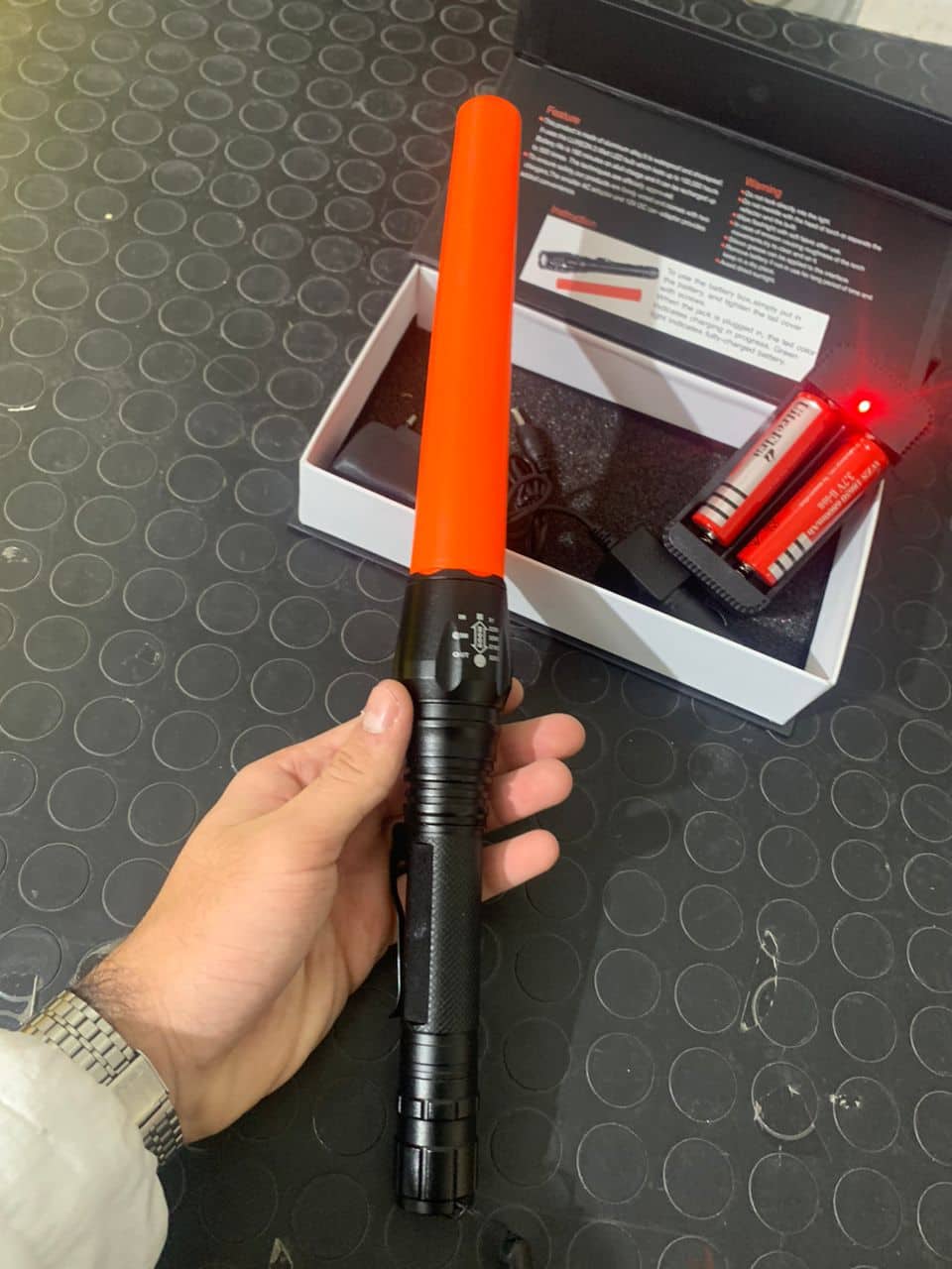 Lampe de poche tactique IP65 de 18 000 lumens - avec lumière LED et deux piles rechargeables - Swat - Camping et Randonnée - صورة 9