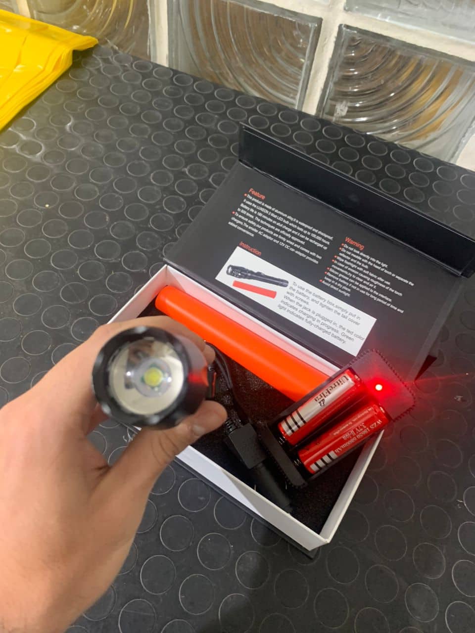 Lampe de poche tactique IP65 de 18 000 lumens - avec lumière LED et deux piles rechargeables - Swat - Camping et Randonnée - صورة 11