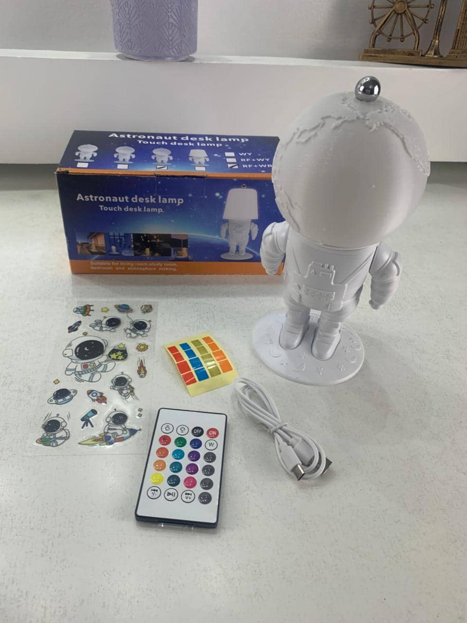 Lampe Astronaute lunaire avec télécommande et LED 16 couleurs – مصباح رجل الفضاء - Électronique - صورة 8