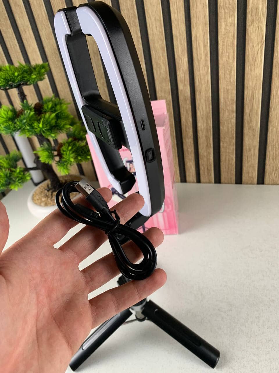 Perche à Selfie Extensible avec Support pour Téléphone et Lampe LED – عصا سيلفي مع إضاءة مدمجة ويد تحكم - Électronique - صورة 13