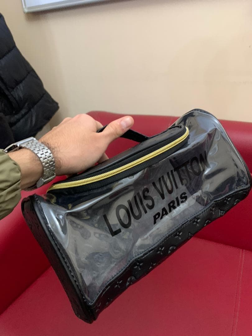 Pochette de Bain pour Produits Cosmétiques LV Unisexe – حقيبة أغراض الحمام - ورشتنا - صورة حقيقية 5
