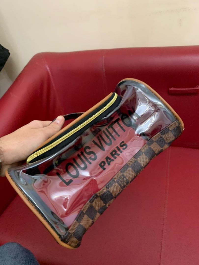 Pochette de Bain pour Produits Cosmétiques LV Unisexe – حقيبة أغراض الحمام - ورشتنا - صورة حقيقية 6