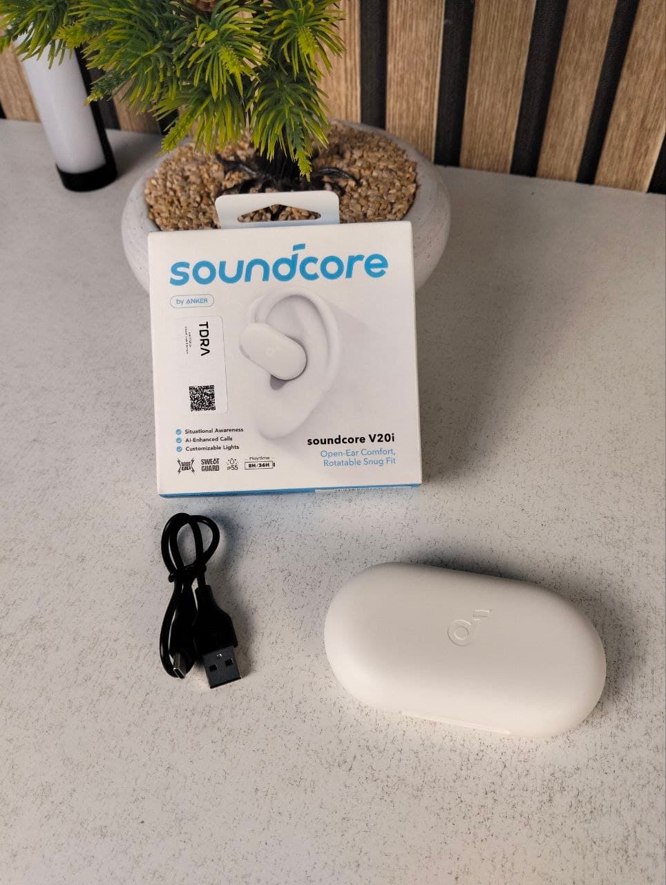 Écouteurs Open-Ear soundcore by Anker V20i Crochets Ajustables Autonomie 36H et Lumières LED - سماعات أنكر اللاسلكية ذات التصميم المفتوح والخطاف القابل للتعديل - Électronique - صورة حقيقية 12