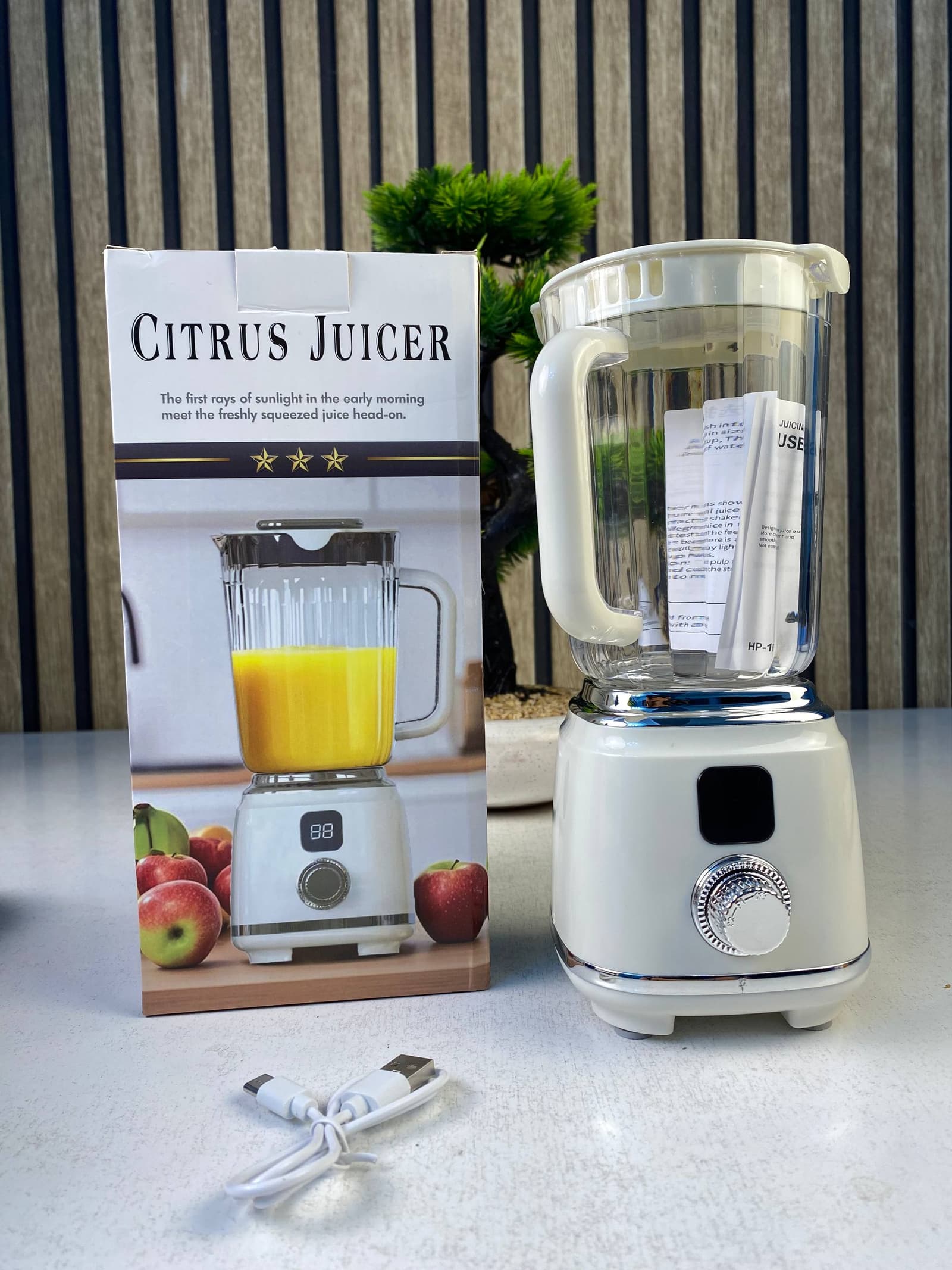 Extracteur de Jus Portable et Mélangeur Électrique Ultra-Léger et Facile à Nettoyer - عصّارة فواكه وخضروات محمولة بمحرك عالي السرعة - Cuisine - صورة حقيقية 11