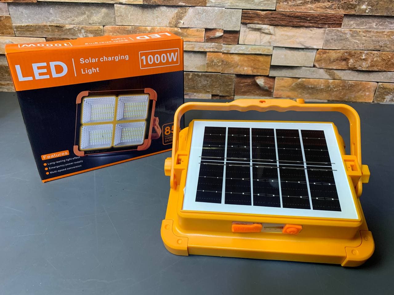 Projecteur Solaire étanche Rechargeable 4 modes Déclairage Power-Bank 1000W - Camping et Randonnée - صورة حقيقية 9