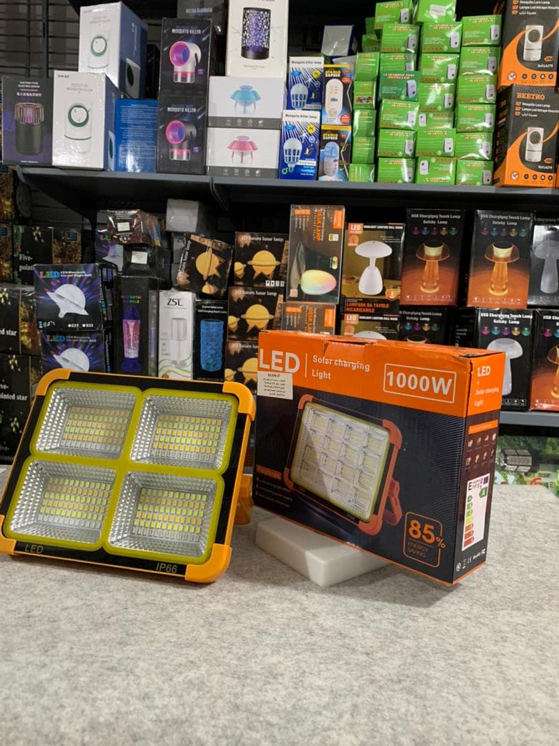 Projecteur Solaire étanche Rechargeable 4 modes Déclairage Power-Bank 1000W - Camping et Randonnée - صورة حقيقية 12