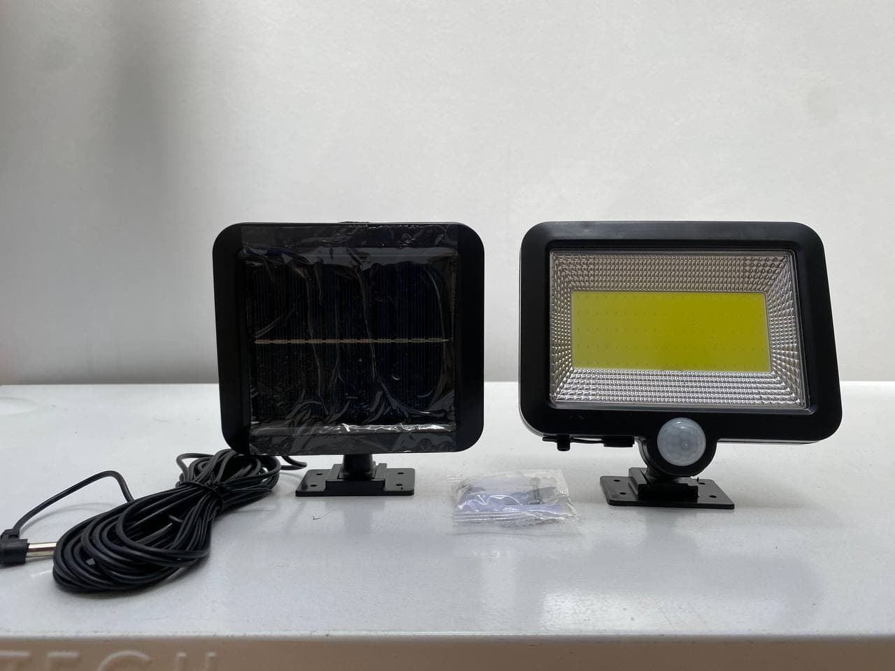 Lampe projecteur solaire LED et détecteur de mouvement 5W IP44 - SL-F100 - Électronique - صورة حقيقية 7