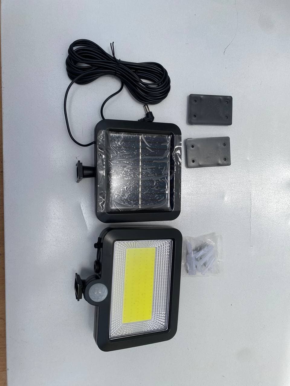 Lampe projecteur solaire LED et détecteur de mouvement 5W IP44 - SL-F100 - Électronique - صورة حقيقية 9