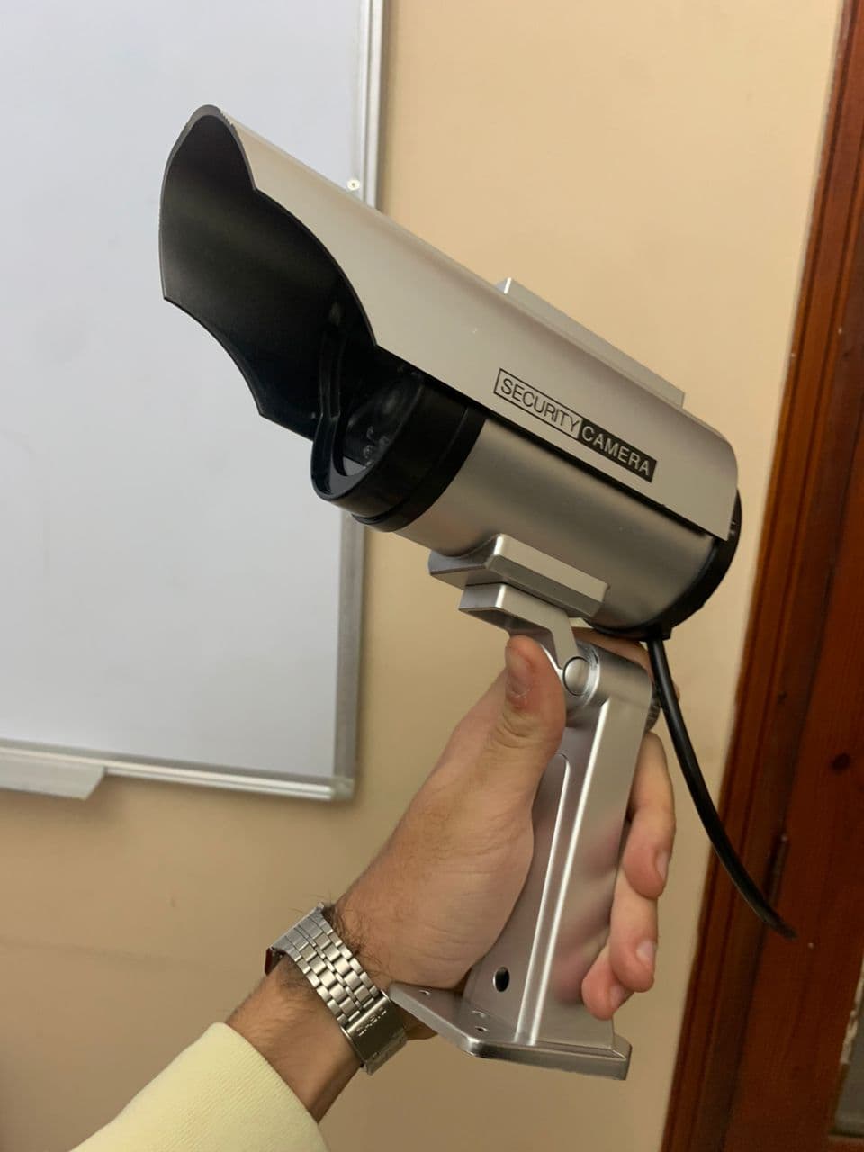 Fausse Caméras de Vidéosurveillance à énergie Solaire avec Clignotant Rouge LED - Divers - صورة حقيقية 9