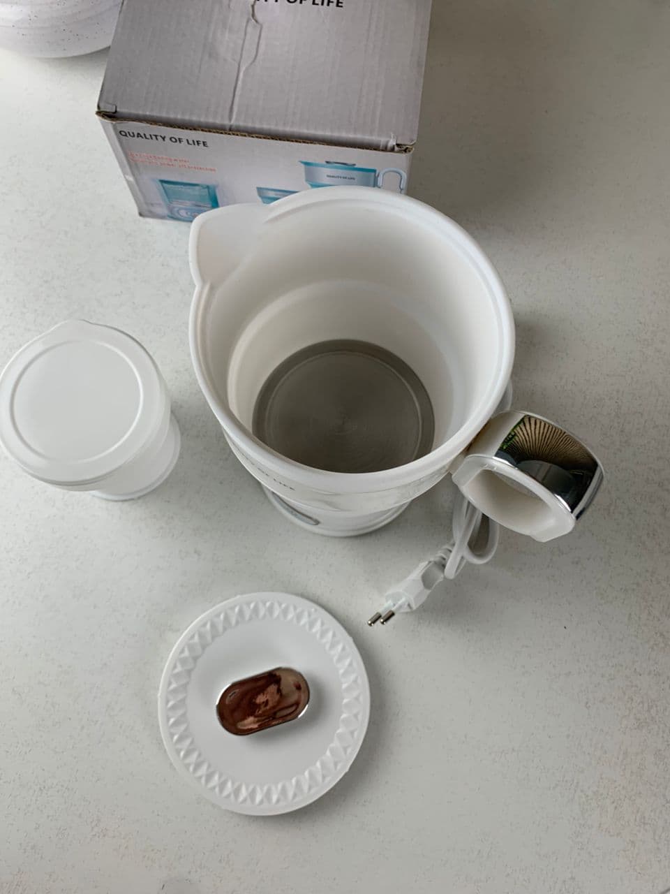 Bouilloire Électrique Pliable en Silicone Alimentaire avec Gobelet Pliable – غلاية مياه قابلة للطي ومحمولة - Cuisine - صورة حقيقية 10