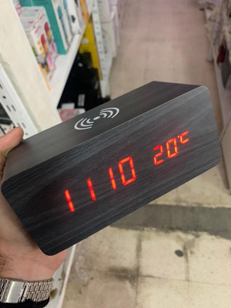 Réveil numérique de bureau en bois avec socle de charge sans fil Qi - Électronique - صورة حقيقية 9